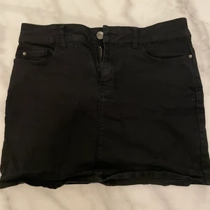 Kjol  - Här är en kjol från Vero Moda i storlek S. Inte använt alls många gånger så i princip helt oanvända