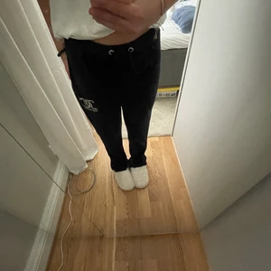 Juicy couture byxor  - Jag tänkte kolla om någon är intresserad av mina juicy couture byxor och vad ni kan tänka er köpa dem för. De är i storlek 14-15/164-166 men skulle säga att det motsvarar XS. Dem är i barnversion  men är fortfarande väldigt fina, helt oanvända! 