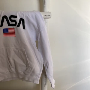 Nasa hoodie  - En sååå snygg nasa hoodie med fickor , långarmad 😍 Använt få gånger och i bra skick 💗 Fler bilder privat 