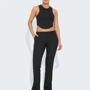 Vera kostymbyxor strl 34 - Helt slutsålda svarta lågmidjade kostymbyxor från Bik Bok i storlek 34, modell ”Vera”, helt oanvända med lapp kvar, säljes på grund av för liten storlek 🌸 köparen står för frakt