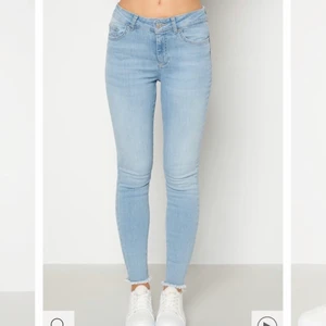 Jeans - Superfina ljusblåa lågmidjade jeans från märket pieces. Storlek S 🤍