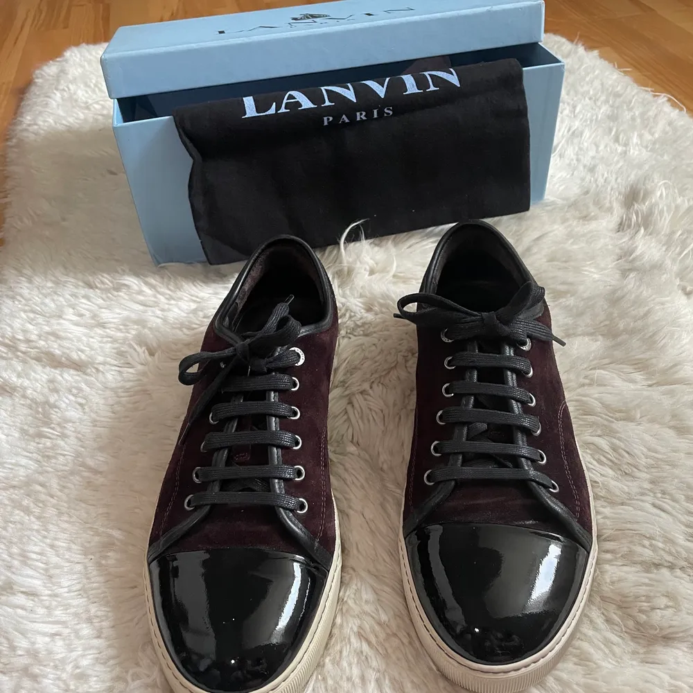 Riktigt snygga vinröda Lanvin skor till salu! Skicket på skorna är 9,5/10. Dom är i storlek 42, men sitter lite större i storleken. Hör av dig vid frågor! Mvh Vestiario Sweden.. Skor.