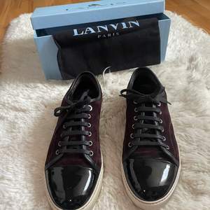 Riktigt snygga vinröda Lanvin skor till salu! Skicket på skorna är 9,5/10. Dom är i storlek 42, men sitter lite större i storleken. Hör av dig vid frågor! Mvh Vestiario Sweden.