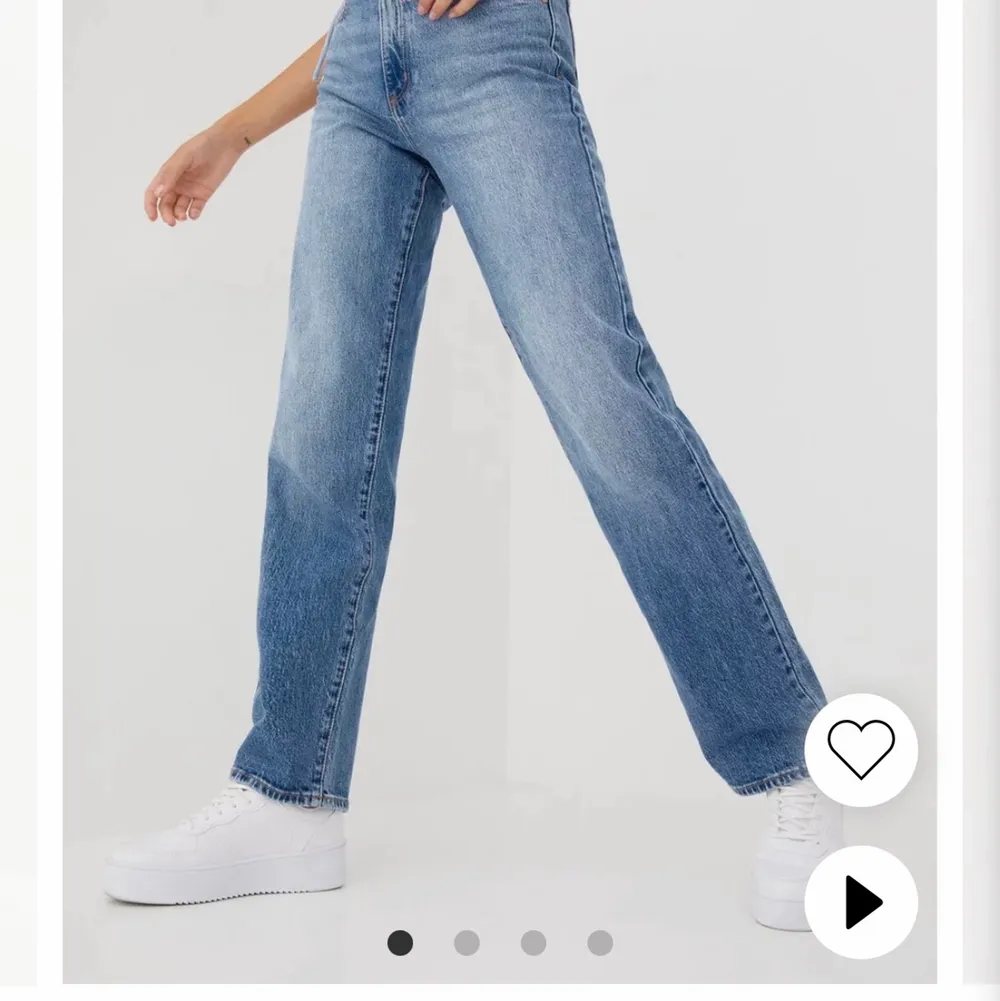 Säljer dessa Abrand jeansen som sitter sOm en smäck men som tyvärr har blivit förstora… nyårsdagen 999kr men jag säljer för 350kr. Jeans & Byxor.