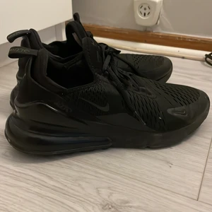 Nike air 27C - Användt ett par gånger men har tröttnat🤍 ordinarie pris 1300🤍