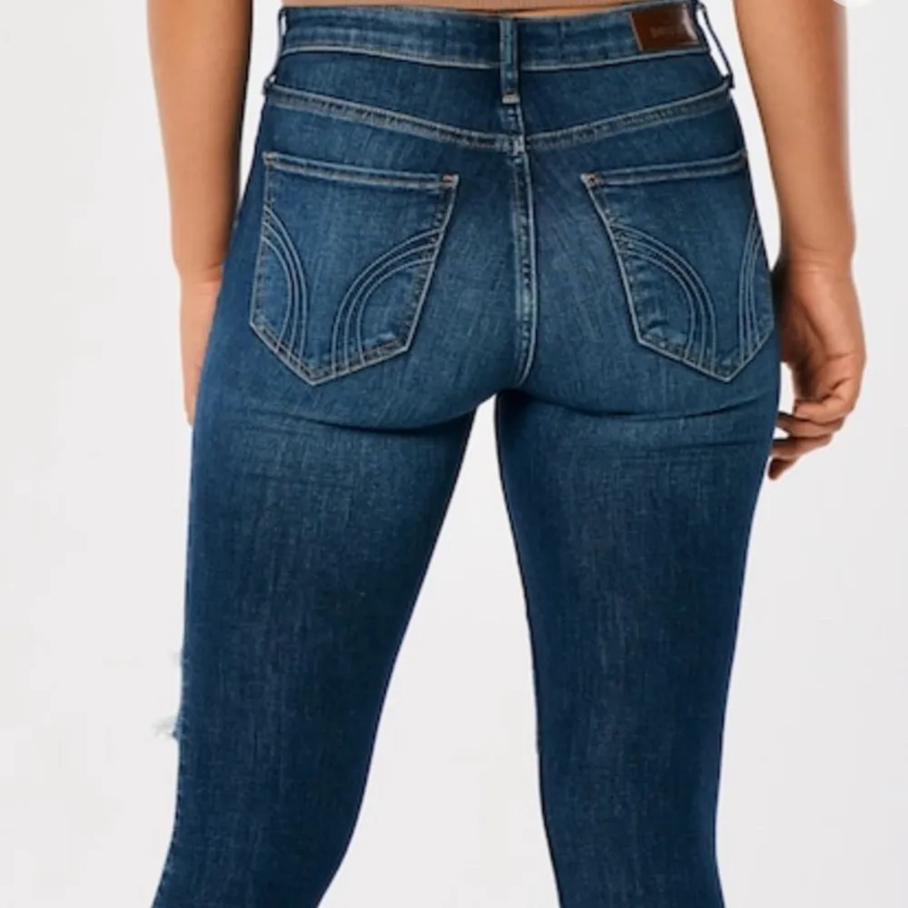Helt nya hollister jeans med lappen kvar🦋 Säljer pga för liten storlek.  Super skinny jeans W 23 L 31 låg midja   Säljer för 400:- helt nya! Sänker pris till 299:-. Jeans & Byxor.