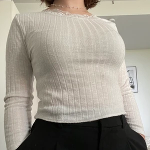 Ribbad topp - En supersöt ribbad topp köpt second hand från okänt märke. Toppen har en söt spetskant vid halsringningen och påminner lite om toppar från brandy. 