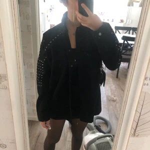 Zara jeansjacka  - Skit snygg oversized jeans jacka med lite nitar på💕💕 