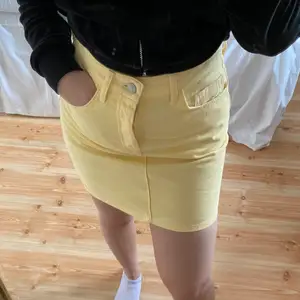 Denna gula kjol är från Pull&Bear, använd ett fåtal gånger under sommaren men tycker modellen är lite kort på mig. Storleken är S🤎