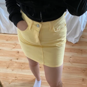 Kjol - Denna gula kjol är från Pull&Bear, använd ett fåtal gånger under sommaren men tycker modellen är lite kort på mig. Storleken är S🤎