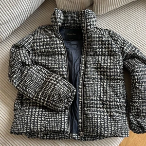 Dunjacka  - Dunjacka från massimo dutti. Använd fåtal gånger. Jackan är nytvättad så den är som ny! Super fin och skön vinterjacka 