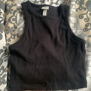 Tröja hm - Jätte fin tröja eller topp som jag köpte på hlnder förra året som jag nu vill dölja då jag inte använder den löngre, (gillar inte tighta tröjor) 