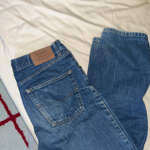 Högmidjade jeans i mom jeans modell med mörk tvätt. Mycket bra skick men säljs då de tyvärr inte kommer till användning. För referens är jag 183 cm lång 
