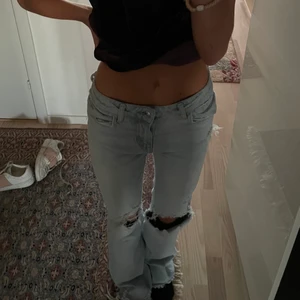 jeans - Säljer dessa skitsnygga mid rise zara jeansen!! Knappt använda❤️‍🔥❤️‍🔥 för referens så är jag 168! Använd inte köp nu!!!!