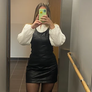 Läderklänning - Snygg läderklänning köpt second hand. Storlek 38. Använt skick men fin i sin helhet! Kan bäras som den är eller med tex. skjorta under! 