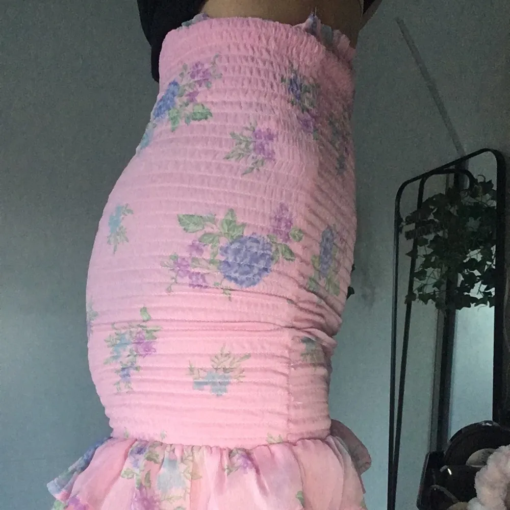  En fin kjol rosa med lite blommor från bik bok i storlek xs. Kjolar.