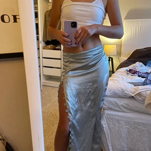 Lång kjol - Skit snygg lång kjol från ASOS som knappt är använd. Man kan välja hur stor slitsen är själv som ni ser på sista bilden. Jag är 166cm och vanligtvis 34/36.