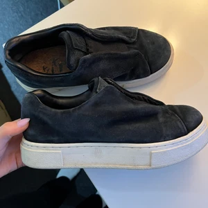 Eytys - Säljer nu mina eytys i storlek 38 då jag köpt nya! De är tvättade efter anvisningar men därav är färgen lite blekt svart! Det är välanvända men i fint skick och inga skador nånstans!😊 700kr eller bud