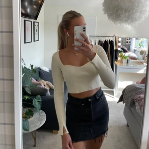 Fin kjol från Gina Tricot - Fin jeanskjol som är ”avklippt” I modellen, och därav ser mer sliten ut nedtill❣️ passar bra till det mesta, ett bra plagg att ha i garderoben✨