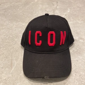 Icon Dsquared keps  - Kepsen är från miinto och är ca 1 månad gammal. Den är i nyskick och är använd ca 2 gånger. Anledning för att jag säljer den är för att jag ej passar i keps