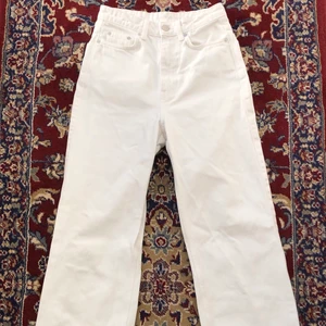Weekday jeans - Vita weekday jeans i nyskick! Jeansen är högmidjade och har modellen rowe. Kontakta mig för fler bilden då hela jeansen inte fick plats (: