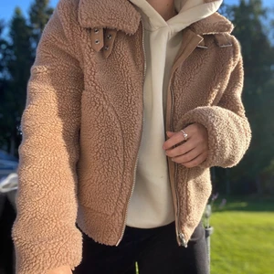 Teddyjacka - Brun teddyjacka från H&M i storlek XS💞 Säljer då jag inte fått användning av den!  Jackan är i fint skick, endast använd någon gång🫶🏻   Frakt tillkommer! 