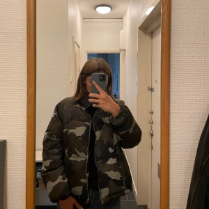 Jacka - Puffer jacket i militärmönster