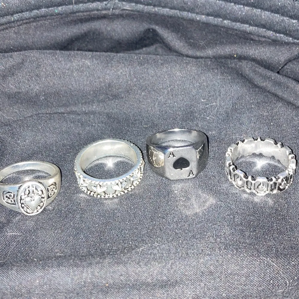 Säljer dessa ringar då dem är för stora för mig. 15kr st Frakt 13kr ⚠️tar bara swish!⚠️. Accessoarer.