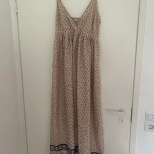 Maxiklänning - Superhärlig långklänning i bohemsk tappning. Har ett lite runt fall!