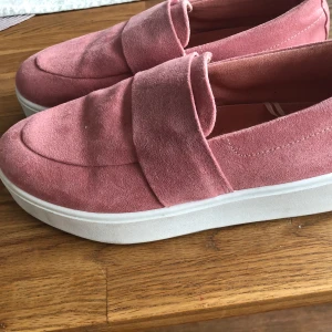 Sandaler och sko - Rosa sko lite platå, 38. 150kr. Använda 2 gånger    Nya sandaler 38,100kr Tar bara Swish och köparen står för frakten 