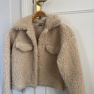 Teddy jacka - Teddy jacka från Gina🐻 I väldigt bra skick. Snygg beige färg som passar till allt 