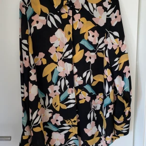 Blommig skjorta/ blus - Blommig skjortblus i nyskick!