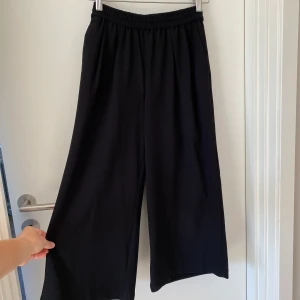 Utsvängda Trekvartsbyxor  - Utsvängda trekvartslånga byxor, sparsamt använda!