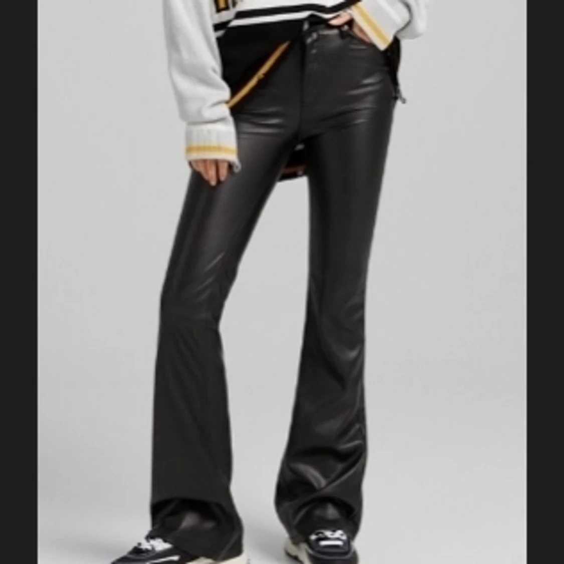 Bershka petite-utsvängda läderimitation 