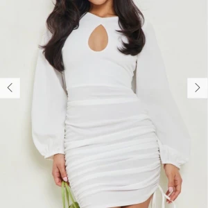 Vit festklänning  - Jätte söt klänning. Endast använd 1 kväll, köpt från Bohoo storlek Xs 😊