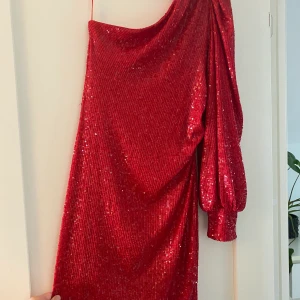Säljer min helt oanvända klänning  - Helt oanvänd, säljs på grund utav att den inte används. Ordinarie pris 499kr ❤️ jätte fin på kroppen!  Storleken är ca men går på en smål med 