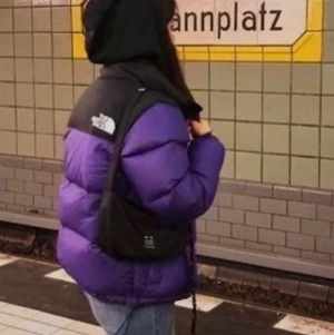 The north face jacka - Tjena! Säljer nu min fina north face jacka😍😍. Den är i väldigt bra skick🙌. Är ett litet märke på armen, men det syns knappt🤠. Skicka dm ifall du undrar något🙌🙌