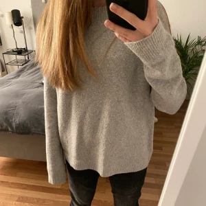 Grå & Other stories stickad tröja  - Jag säljer denhär gråa stickade tröjan från & other stories då den inte längre kommer till användning.