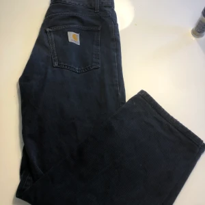 Mörkblåa carhartt baggy jeans - Säljer mina vintage carhartt jeans då de inte används. Galet coola med en baggy passform. Skriv om du har frågor.