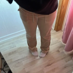 Juce cutor - Nu så säljer jag mina jucy byxor som jag köpte för ungefär ett hal år sen men knappt använda jag vill igentligen bara ha bort dom för jag inte använder dom mer så först till kvarn 💕