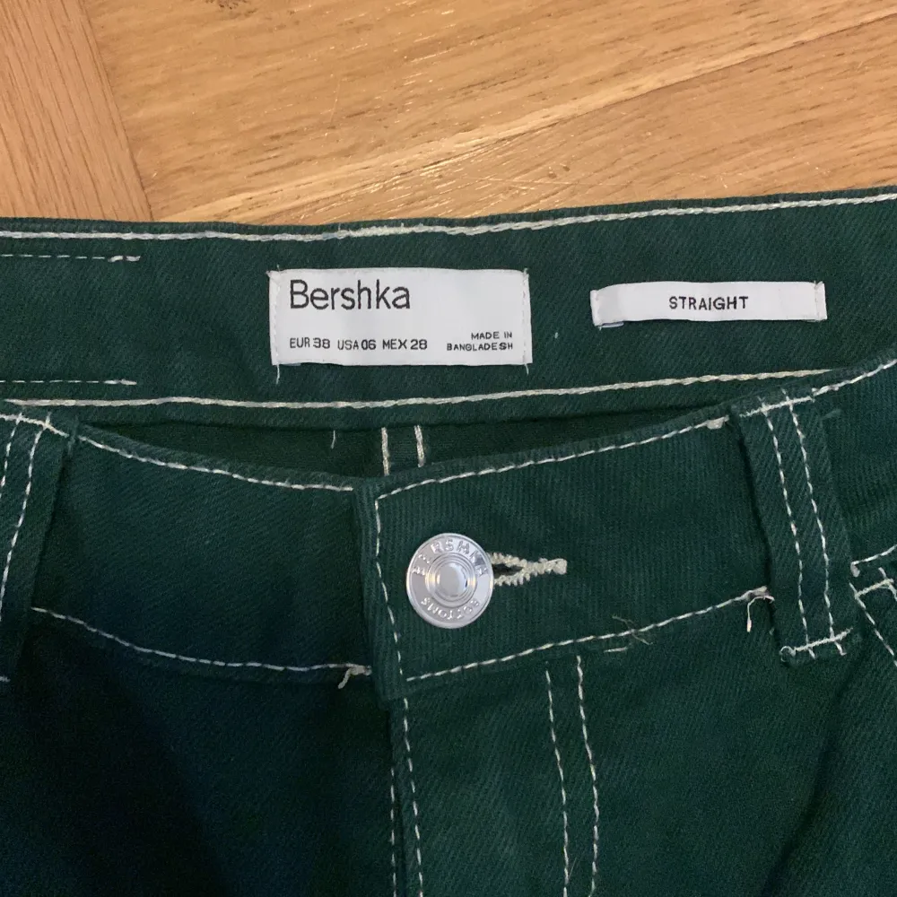 Gröna cargo-pants från Bershka som ej kommer till användning längre! Endast använt vid nått enstaka tillfälle så byxorna är i nyskick! Köptes i butik för 300kr och säljer för 200kr:) vid snabb affär kan priset ev sänkas! Köpare står för frakt💞💞. Jeans & Byxor.