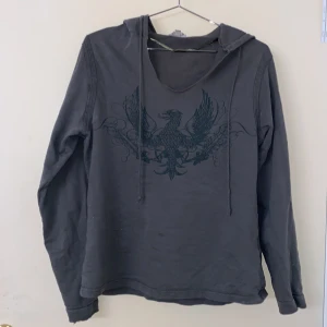 Cool tröja - Säljer denna coola tröjan( på bilden ser den grå ut men den är mörkgrön) som inte används så mycket, den är i storlek M men passar mig som är Xs.