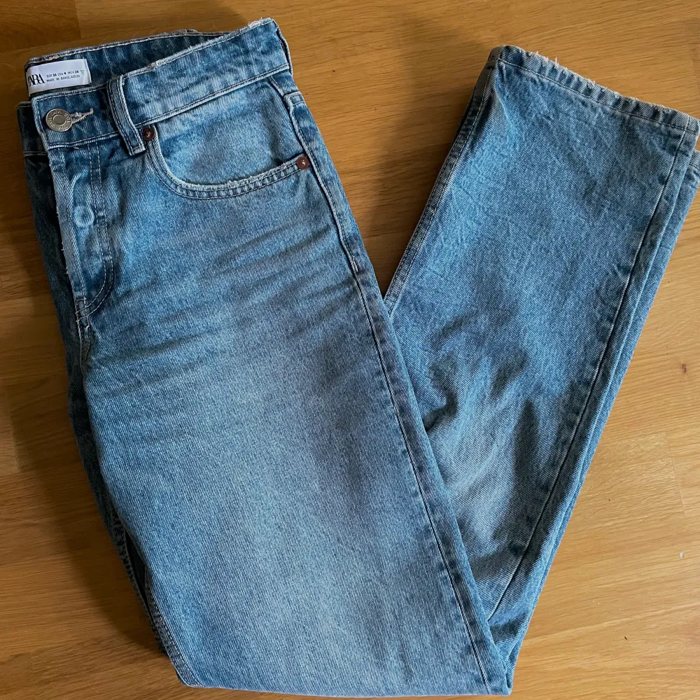 Raka mid/low rise jeans från Zara. Storlek 36, skulle kunna passa 34. Orginalpris 400kr, mitt pris 150+frakt Tryck inte på köp nu!. Jeans & Byxor.