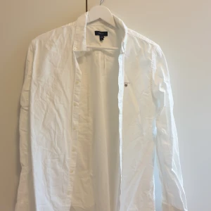 Vit Gant skjorta  - Bra skick. Köpt för 600kr. Från killavdelning i storlek 170 passar (mig) som annars har XS/S i damstorlek. Lite mer baggy i paasform. I bomull