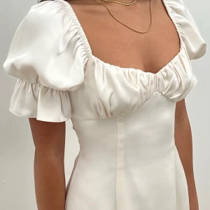 NA-KD klänning 🤍 - Använd 1 gång stl 34 / XS Superfin klänning som tyvärr bara hänger i garderoben 🤍