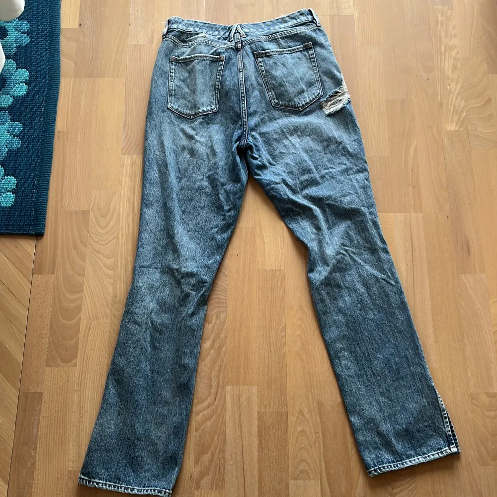 Jeans från Good American med slits vid anklarna, även 2 hål vid knäna och ett hål baktill som syns på sista bilden. Köpta på zalando för 1000kr ungefär. Sitter baggy men används aldrig därav säljer jag dem. Storlek 8/29 så ungefär M/L. Skriv för bilder på. Jeans & Byxor.