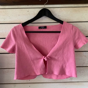 Knytkofta från bershka - Jättesöt ribbad knutkofta från bershka💓