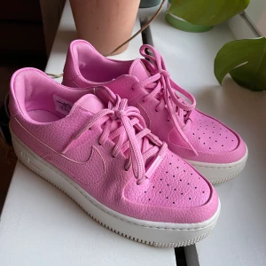 Nike Air Force, strl 38,5 - Nike air force, strl 38,5. I gott skick, sparsamt använda.