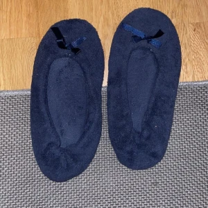 H&m - Fina blåa tofflor om man vill ha inne tofflor sjukt sköna användt en gång💗