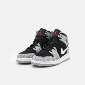 Jordan Air 1 Mid - Helt oanvända jordans i storlek 36. Har endast provat de inomhus.